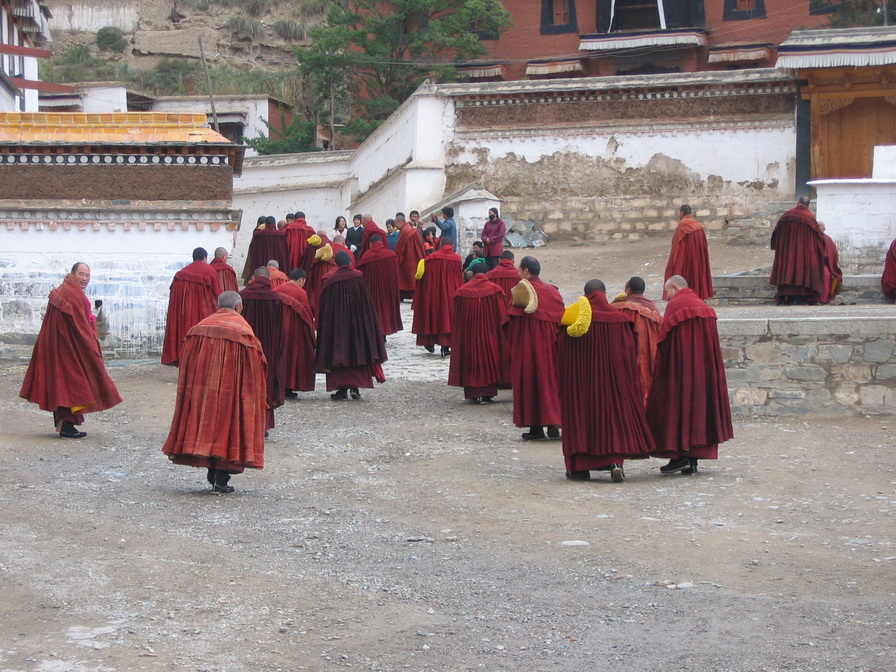 21-The monks are going to the prayer room.jpg - The monks are going to the prayer room